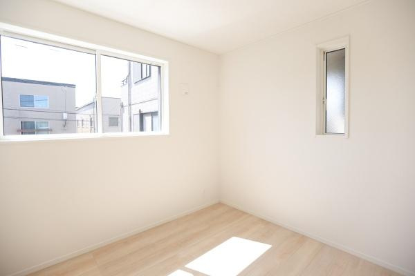 泉町第1-1号棟の洋室|明るい日差しが差し込む洋室です。シンプルな内装でお好みに合わせたアレンジが楽しめます。窓が2面あるため室内がしっかりと明るくなります。無駄のない間取りが特徴です。