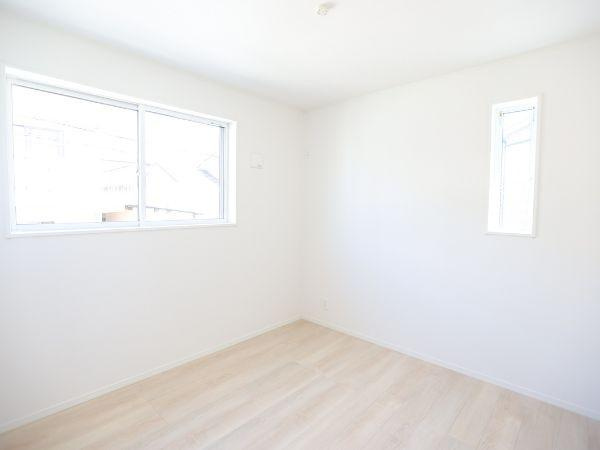 泉町第1-1号棟の洋室|2面採光で明るく、風通し良好です！