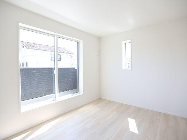 泉町第1-1号棟の洋室|バルコニー付きの洋室は収納スペースが充実しているのでお部屋がスッキリします♪