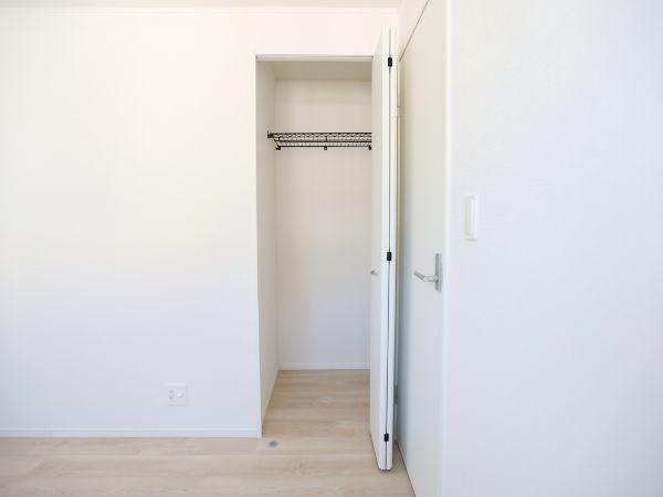 泉町第1-1号棟の収納|限られたスペースでも効率よく整理整頓でき、必要なアイテムをすぐに取り出せる便利さがあります。シンプルなデザインで、無駄なく活用できる収納空間です！