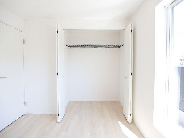 泉町第1-1号棟の収納|十分な収納スペースが確保されたクローゼット。服やバッグ、スーツケースなどを効率よく収納でき、整理整頓も簡単。