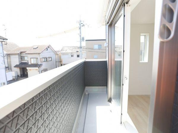 泉町第1-1号棟のバルコニー|2階バルコニーは日当たり良好◎　お洋服やお布団がカラッと乾きます♪