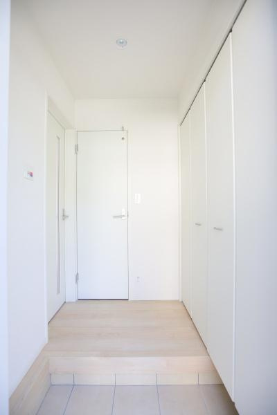 泉町第1-1号棟の収納|ホワイトを基調とした収納スペースが玄関横に設けられています。すっきりとした印象を与えてくれるデザインです。扉付きで見た目もシンプルな造りになっています。収納力を感じさせるのが特徴的です。