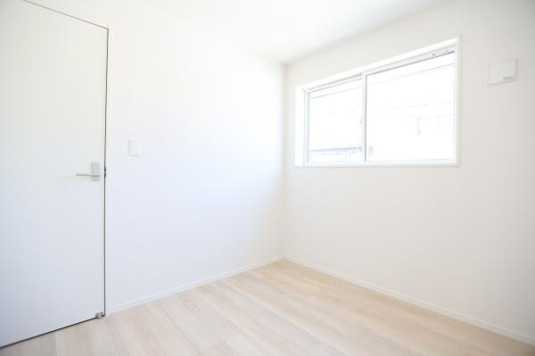 泉町第1-1号棟の洋室|明るい色合いのフローリングが印象的な洋室です。シンプルな内装でお好みに合わせてアレンジしやすい空間です。大きな窓から自然光が入り室内が明るく感じられます。収納やレイアウトも自由自在に楽しめます。