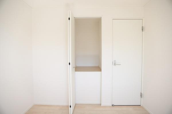 泉町第1-1号棟の収納|収納スペースがしっかり確保されています。白を基調としたデザインでどんなインテリアにも馴染みやすい印象です。使い勝手の良い収納が部屋をすっきりと保ちます。片付けがしやすい工夫が感じられます。