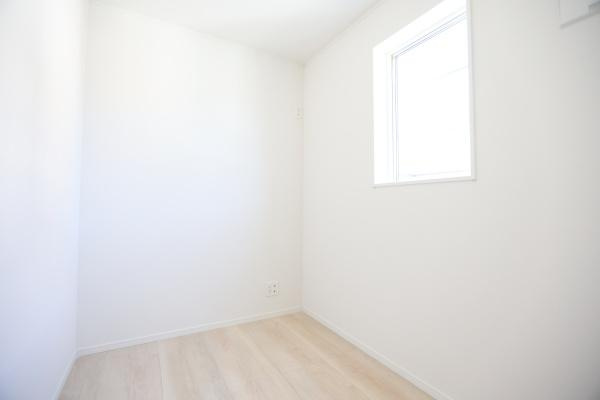 泉町第1-1号棟の収納|収納スペースとして活用できるシンプルな空間です。明るい窓が設けられており換気もしやすい環境です。白を基調とした内装で清潔感があります。床はナチュラルな色合いです。