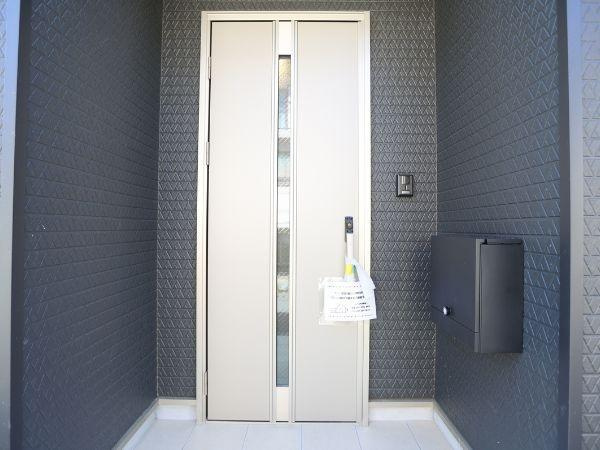 泉町第1-1号棟の玄関|雨の日でも濡れずに出入りできる玄関◎