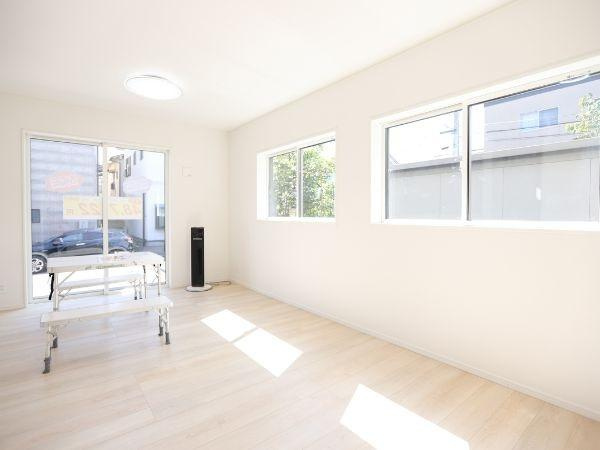 泉町第1-1号棟の居間・リビング|大きな窓から光が差し込むリビングです。
キッチンとのつながりも良好です。