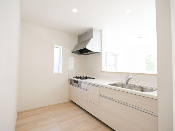 泉町第1-1号棟のキッチン|対面式のキッチンがあり使い勝手の良い間取りとなっています。収納スペースが充実しています。