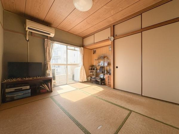 サンコーポ新川の和室|日当たりが良く落ち着いた雰囲気の和室です。大きな窓から明るい光が差し込み開放感があります。収納スペースも充実しておりすっきりとした空間を保てます。