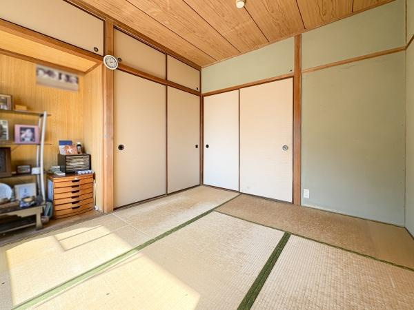 サンコーポ新川の和室|畳の風合いが感じられる和室です。引き戸で空間の使い方が自由に調整できます。光が入りやすい設計で明るい印象です。収納スペースが豊富で整理整頓にも便利です。