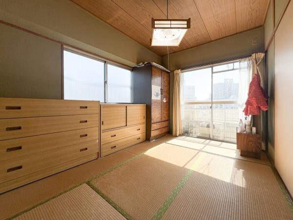 サンコーポ新川の和室|大きな窓からたっぷりと日差しが差し込む和室です。押し入れやチェストがあり収納も充実しています。畳敷きの床が落ち着いた雰囲気を演出します。バルコニーへのアクセスもしやすく開放感があります。