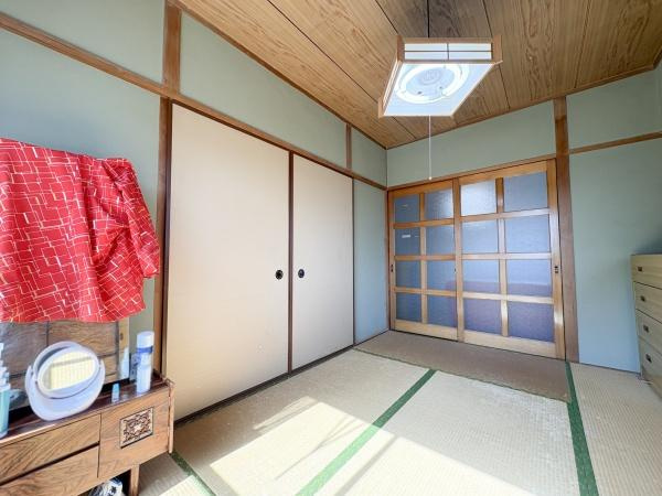 サンコーポ新川の和室|落ち着いた雰囲気の和室です。障子や木の天井が空間に調和をもたらしています。畳のスペースが広く収納も備え付けられています。日差しが心地よく明るい印象の室内です。和の趣を感じられる一部屋です。