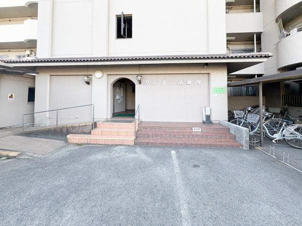 サンコーポ新川のその他共用部分|マンション出入口にはスロープも付いており車椅子やベビーカーを利用される方にも安心です。