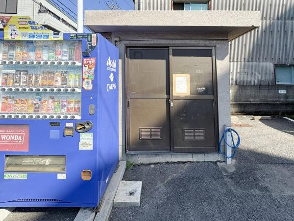 サンコーポ新川のその他共用部分|敷地内に大きなゴミステーションがあります！自動販売機も敷地内にあり便利です。