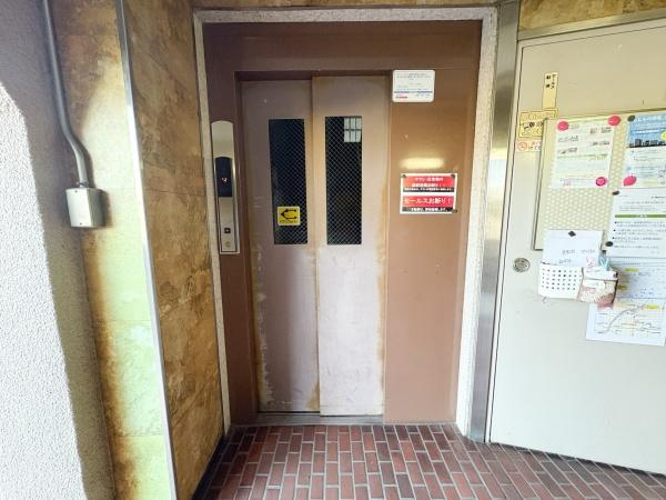 サンコーポ新川のその他共用部分|建物内にはエレベーターが設置されており移動がスムーズに行えます。共用部分も管理が行き届いています。レンガ調の床が温かみを感じさせます。掲示板も整備され情報共有も便利です。