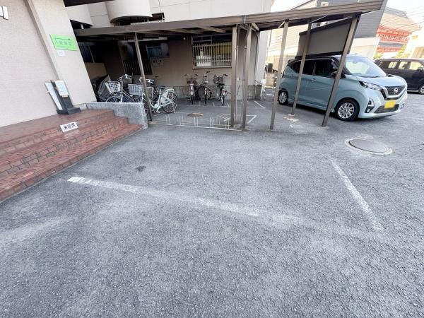 サンコーポ新川のその他共用部分|建物のすぐ目の前に来客用駐車スペースが設けられております。自転車置き場も併設され便利にご利用いただけます。