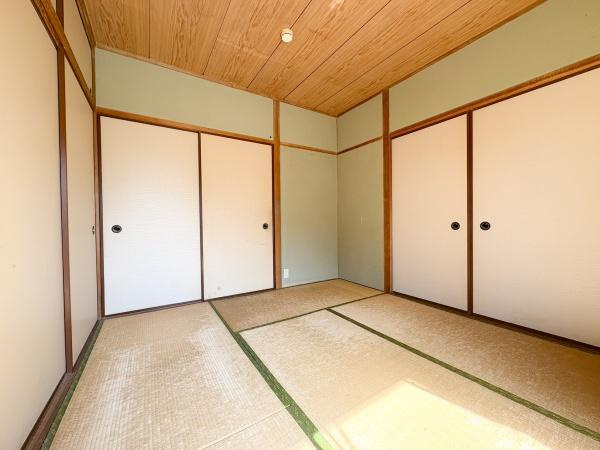 サンコーポ新川の和室|落ち着いた雰囲気の和室です。障子とふすまが空間を引き締めます。自然光が入り明るさを感じられます。天井と壁の木目が温かみを演出します。収納も豊富に備えています。