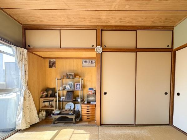 サンコーポ新川の和室|伝統的な和室が広がり落ち着いた雰囲気が特徴です。自然光がしっかりと差し込み室内が明るく保たれています。大きめの収納スペースもあり日々の整理整頓に便利です。畳の質感がとても印象的な空間です。