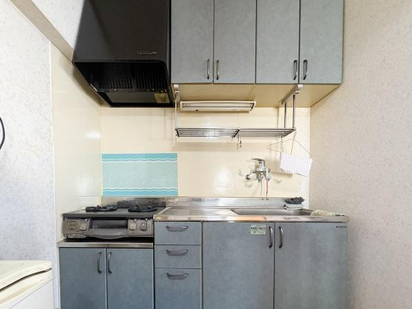 サンコーポ新川のキッチン|収納が充実したキッチンです。上部のキャビネットやシンク下収納が便利です。お手入れがしやすいステンレスのシンクと作業台もポイントです。コンパクトながらも使いやすさに配慮されたレイアウトです。