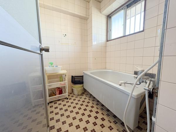 サンコーポ新川の浴室|大きな窓から自然光が入り明るい印象のバスルームです。タイル貼りで清潔感があります。浴槽も広めで使い勝手が良い空間です。