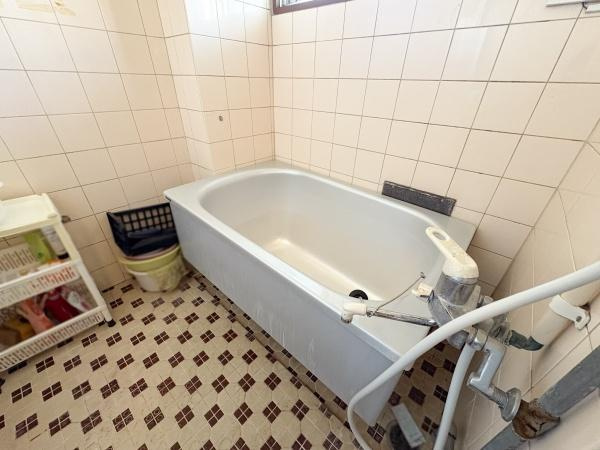 サンコーポ新川の浴室|落ち着いたタイル張りのバスルームです。シンプルなデザインでお手入れもしやすそうです。浴槽はゆったりとしたサイズ感が魅力です。換気用の窓があり湿気対策にも配慮されています。