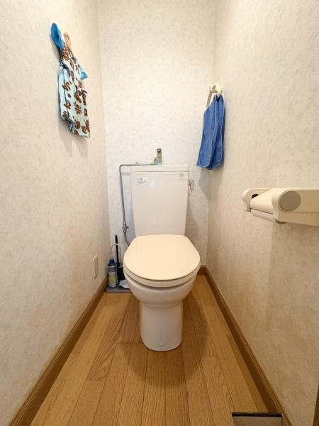 サンコーポ新川のトイレ|シンプルな内装で落ち着いた雰囲気のトイレです。床は木目調で清潔感があります。十分なスペースを確保した設計です。普段使いに適したトイレ空間です。