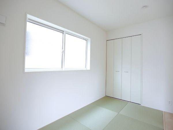 寒田北町第1-2号棟の和室|畳の温かみが感じられる和室は、どこか懐かしく落ち着きます。大きな窓から自然光が差し込み、明るく開放感のある空間が広がっています。