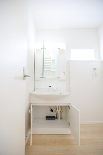 寒田北町第1-2号棟の独立洗面台|明るい光が差し込む洗面台・洗面所です。収納スペースがしっかり確保されており日用品の整理がしやすい点が魅力です。シンプルで清潔感のあるデザインが特徴です。室内全体がすっきりとした印象です。