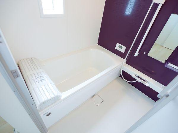 寒田北町第1-2号棟の浴室|ゆったりとした広さのバスルームは、1日の疲れを癒す特別なリラックス空間。