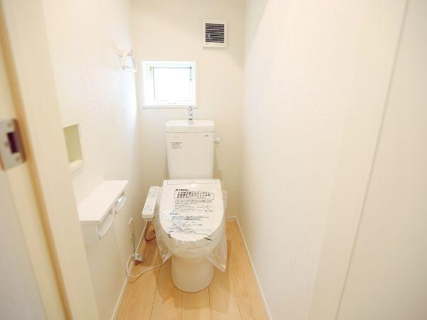 寒田北町第1-2号棟のトイレ|白を基調とした明るく清潔感のあるトイレです。