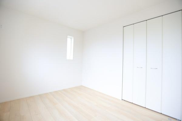 寒田北町第1-2号棟の洋室|明るい色味のフローリングが洋室全体をさらに広く感じさせます。収納スペースもすっきりとしたデザインです。シンプルな内装でインテリアのアレンジもしやすいお部屋です。小窓からやわらかな光が差し込みます。