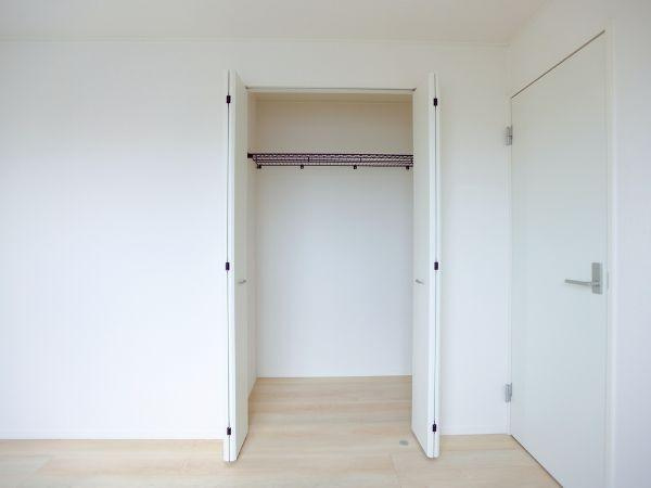 寒田北町第1-2号棟の収納|棚が2段設置されており整理整頓しやすい仕様です。観音開きの扉は物の出し入れがしやすく日常使いに便利です。収納部分は十分な広さが確保されています。