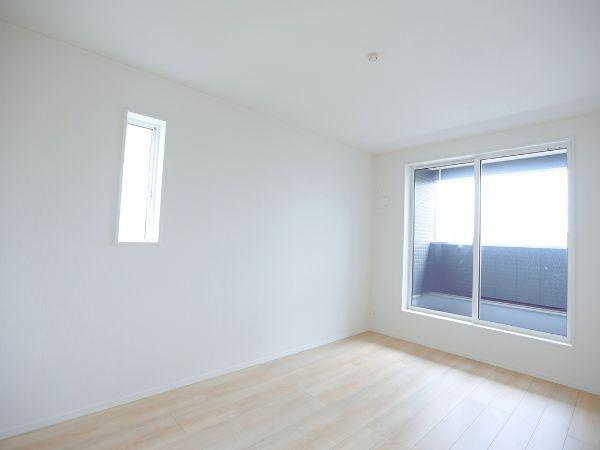 寒田北町第1-2号棟の洋室|バルコニー付きの洋室は収納スペースが充実しているのでお部屋がスッキリします♪