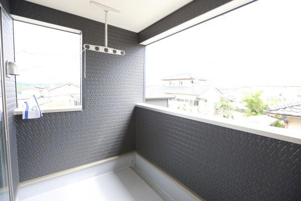 寒田北町第1-2号棟のバルコニー|開放感のあるバルコニーが魅力的です。日当たりが良く明るさを感じられます。物干しスペースも十分に確保されています。