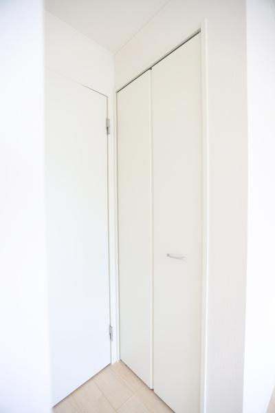 寒田北町第1-2号棟の収納|シンプルなデザインの収納スペースです。扉付きなのでお部屋がすっきりと見えます。ホワイトカラーで空間が明るい印象になります。コンパクトな場所にも設置できる点が特徴です。取り出しやすい開閉式の扉です。