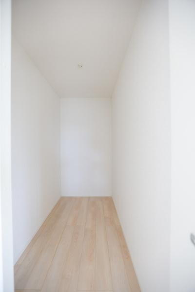 寒田北町第1-2号棟の収納|白を基調とした内装が明るい印象の収納スペースです。床は木目調で清潔感があります。奥行きのある空間で様々な用途に対応できます。スッキリとしたデザインが特徴です。