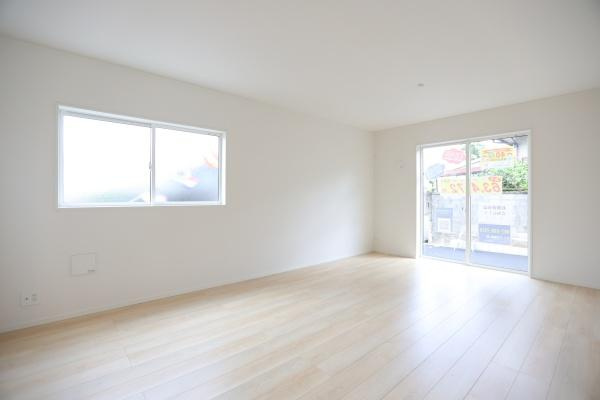 寒田北町第1-2号棟の居間・リビング|二面採光のリビングは明るく開放感があります。シンプルな内装で様々なインテリアにも合わせやすい空間です。フローリングが清潔感を与え心地よい毎日を演出します。