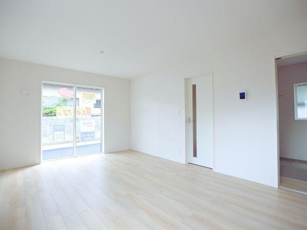 寒田北町第1-2号棟の居間・リビング|大きな窓から光が差し込むリビングです。
キッチンとのつながりも良好です。