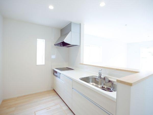 寒田北町第1-2号棟のキッチン|対面式のキッチンがあり使い勝手の良い間取りとなっています。収納スペースが充実しています。