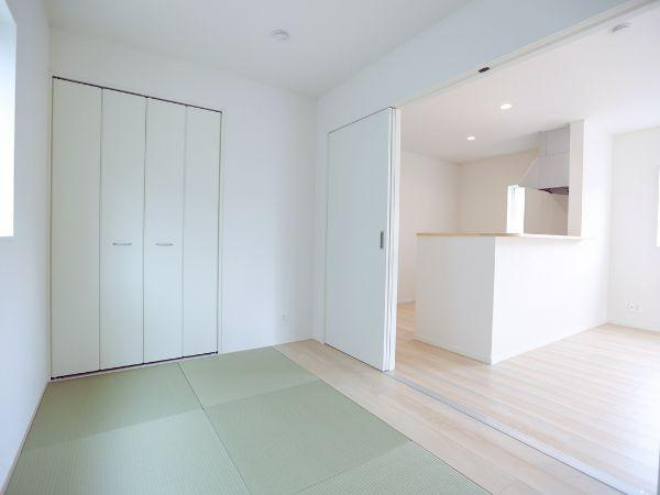 寒田北町第1-2号棟の和室|リビングに隣接した和室は多用途に使えるので、お子様の遊び場としても、ゆっくりとくつろぐスペースとしても活用できます！