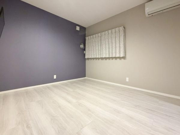 駄原中古の洋室|落ち着きのある色合いの壁が魅力的な洋室です。白を基調とした床材で空間が広く見えます。すっきりとした印象の内装が特徴です。