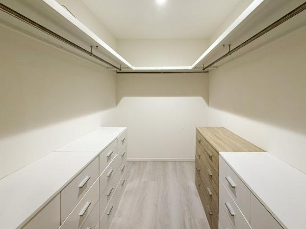 駄原中古の収納|すっきりとした内装が印象的な収納スペースです。どの方面にもハンガーパイプが備わっており、たくさんの衣類を掛けることができます。