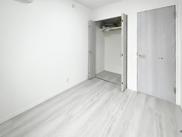 駄原中古の洋室|シンプルで使いやすい洋室。明るい色合いのフローリングが印象的です。収納スペースがしっかりと確保されており、落ち着きのある雰囲気の内装です。家具の配置もしやすい間取りです。