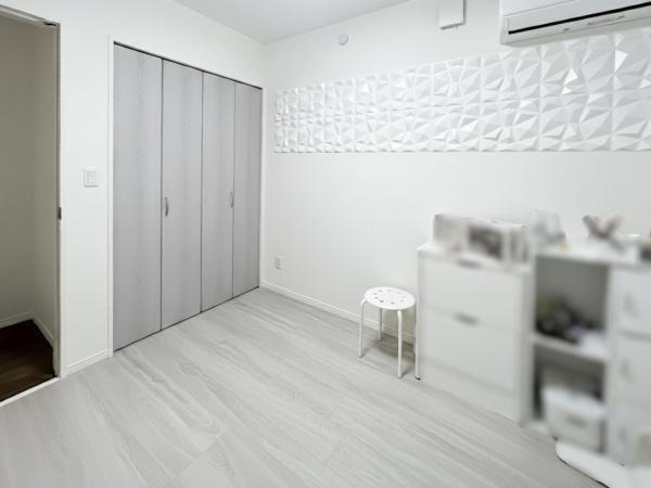 駄原中古の洋室|明るい色合いの内装が空間を広く感じさせる洋室です。クローゼット収納があり整理整頓がしやすい設計です。クロスのアクセントもポイントとなっています。空間全体がすっきりとまとまっています。