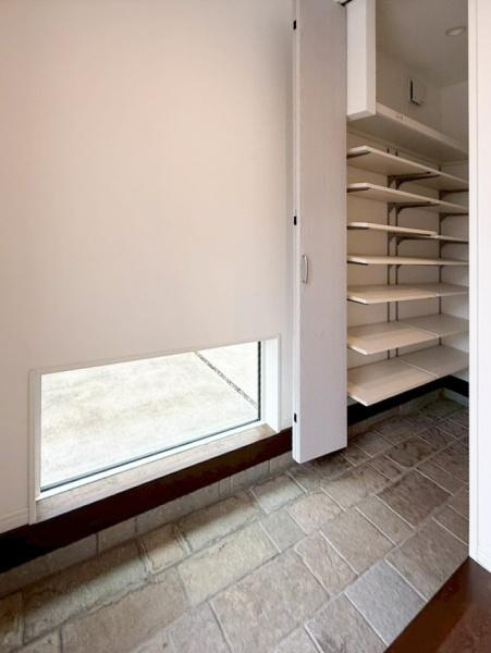 駄原中古の玄関|大きな窓から自然光が差し込む玄関です。広々とした玄関スペースが特徴的です。収納棚が設けられていて整理整頓も容易です。明るい雰囲気が印象的な空間です。