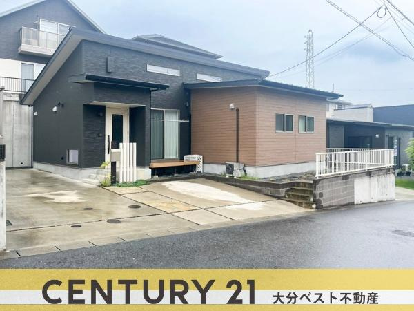 駄原中古の外観|外観写真（2025年9月撮影）シンプルで落ち着いた色合いの外観が印象的。広々とした駐車スペースを確保。住宅街に位置しながらも開放感が感じられます。段差の少ないアプローチが使いやすく設計されています。