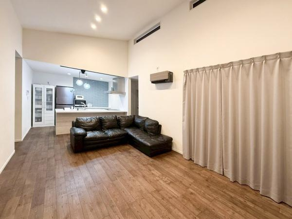 駄原中古の居間・リビング|ゆったりとした空間が広がるリビングです。木目調のフローリングが落ち着いた雰囲気を演出しています。天井が高く開放感があります。大きな窓により明るさが保たれています。キッチンとの繋がりも良好です。