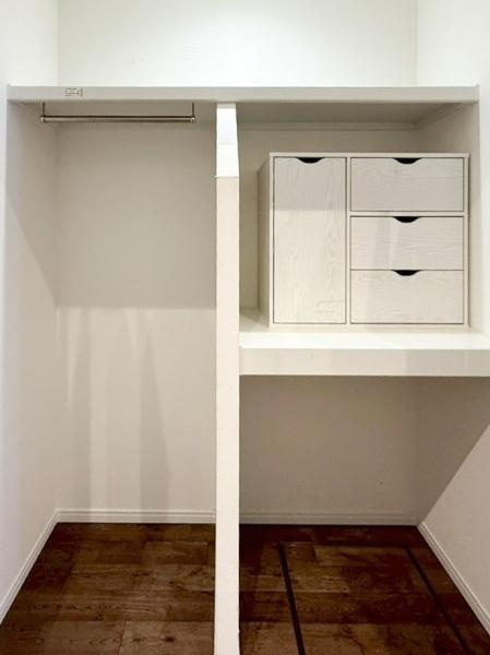 駄原中古の収納|すっきりとしたデザインの収納スペースです。衣類や小物を分けて整理しやすい設計になっています。使いやすい引き出しも備えています。空間を有効活用できるレイアウトです。片付けがしやすい環境です。