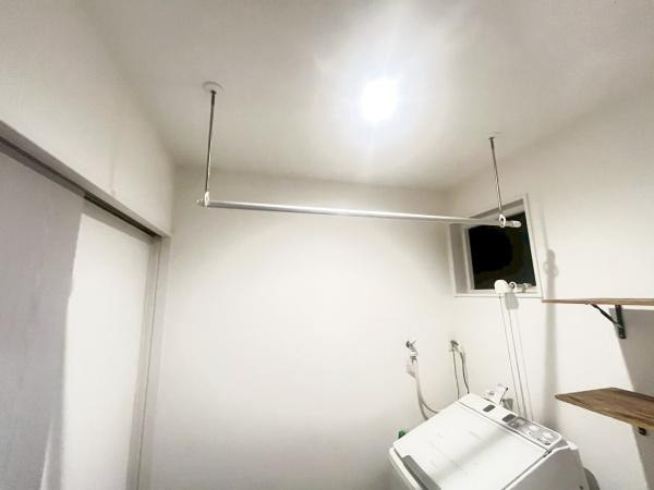 駄原中古の独立洗面台|シンプルで清潔感のある洗面所です。収納棚や物干しバーが設置されています。窓があるため換気もしやすい造りとなっています。洗濯機も設置可能なスペースがあります。